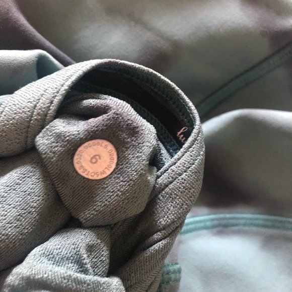 Lululemon Invigorate High-Rise Crop 23"- Size 6 - Picture 3 of 3